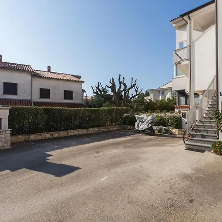 아파트 With Parking Space - 7012 *